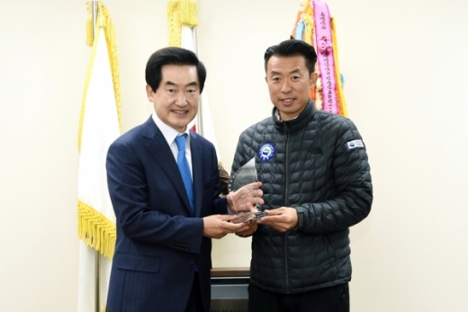 의정부시청 직장운동경기부 빙상 스피드팀이 제50회 회장배 전국남녀 스피드스케이팅 대회에서 남자 일반부 종합우승을 차지했다. / 사진제공=의정부시