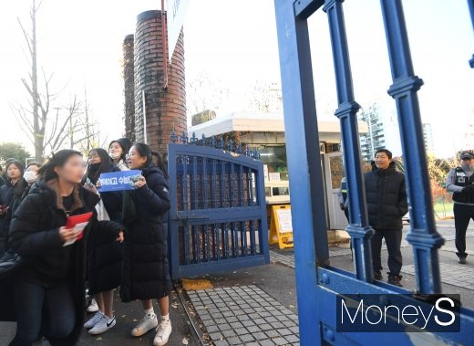 [머니S포토] '1분 남았다~'… 급히 뛰어들어가는 수험생