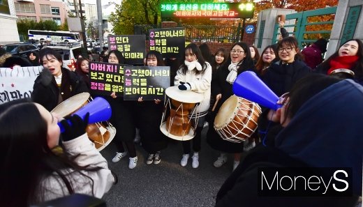 [머니S포토] 2020 수능 당일, 떠들석한 고사장 분위기