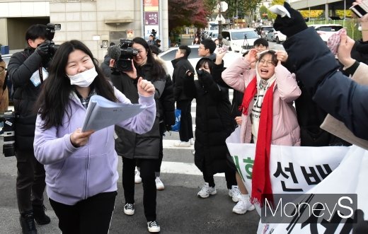 [머니S포토] 2020 수능 당일, 모교 후배 응원이 또다시 다짐!