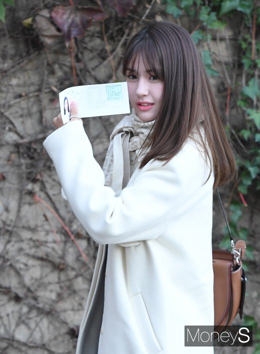 [머니S포토] 전소미 '수험표 들고 깜직하게'