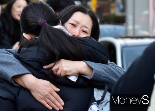 [머니S포토] '우리딸 오늘까지 고생 많았다'