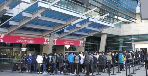 지스타 2019 관람객들이 입장을 기다리고 있다. /사진=채성오 기자