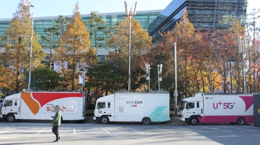 지스타 2019가 열린 벡스코 주변에 이동통신 3사 중개차량이 주차돼 있다. /사진=채성오 기자