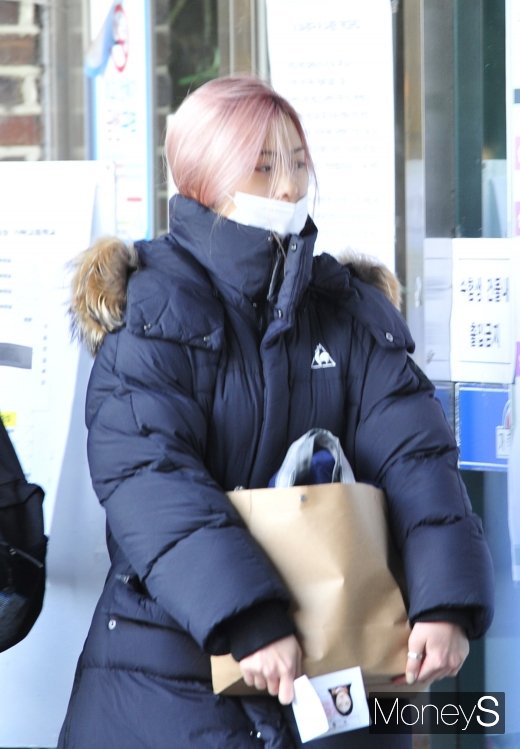 [머니S포토] 있지(ITZY) 류진, 롱패딩 입고 조용히 고사장으로