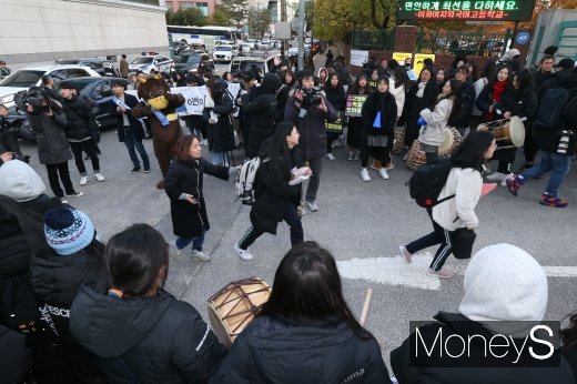 [머니S포토] 2020 수능 시험장으로 향하는 수험생