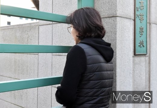 한 학부모가 14일 2020학년도 대학수학능력시험 고사장 중 한곳인 서울 동성고등학교 교문 앞에서 기도하고 있다. /사진=임한별 기자     