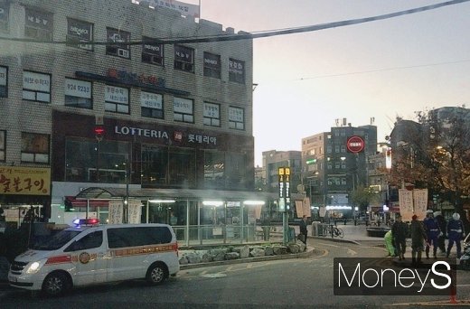 14일 지각하는 수험생을 위해 대기 중인 경찰과 해병대 전우회 차량. /사진=정소영 기자   