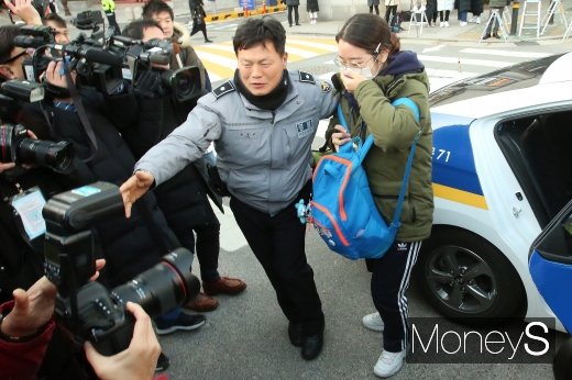 [머니S포토] 2020 수능일, 시험장에 들어갈게요