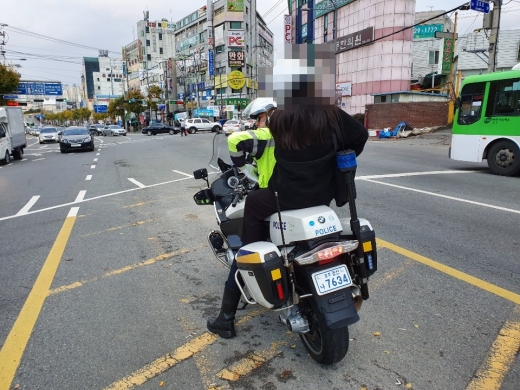 2020학년도 대학수학능력시험에 늦은  광주지역의 한 수험생이 경찰 오토바이를 이용해 시험장으로 이동하고 있다./사진=광주지방경찰청 제공.