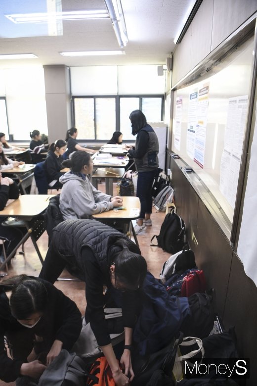 [머니S포토] 2020 수능, 소지품 정리하는 수험생