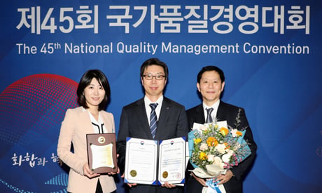 한전KDN이 지난 13일 서울코엑스에서 열린 제45회 국가품질영영대회에서 9년 연속 품질 경쟁력 우수기업으로 선정된 가운데 한전KDN  김봉균 경영기획처장(사진 중앙)과 담당직원들이 수상의 기쁨을 사진으로 남기고 있다./사진제공=한전KDN 