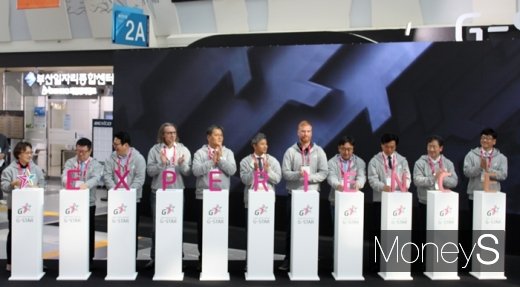 지스타 2019 개막을 축하하기 위해 모인 내빈들이 기념사진을 찍고 있다. /사진=채성오 기자