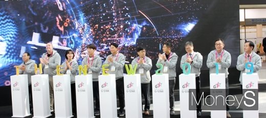 지스타 2019 개막을 축하하기 위해 모인 내빈들이 기념사진을 찍고 있다. /사진=채성오 기자