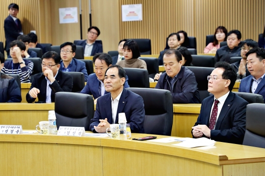 농어촌공사는 14일 본사에서 열린 균형발전전략과 연계한 농어촌상생협력 추진 방안과 관련해 혁신도시농어촌상생협력사업모델을 제안했다. 사진은 김인식 사장(앞줄 왼쪽 1번째)이 특강 듣고 있는 모습/사진제공=농어촌공사 