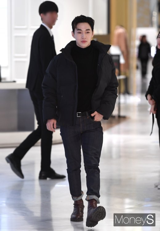 [머니S포토] 헨리, 멀리서도 시선 잡는 비주얼