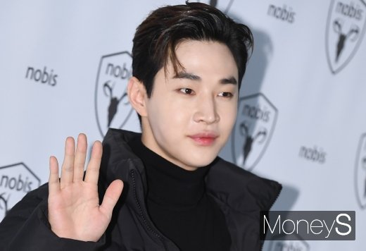 [머니S포토] 헨리, 무심한 듯 시크한 손인사