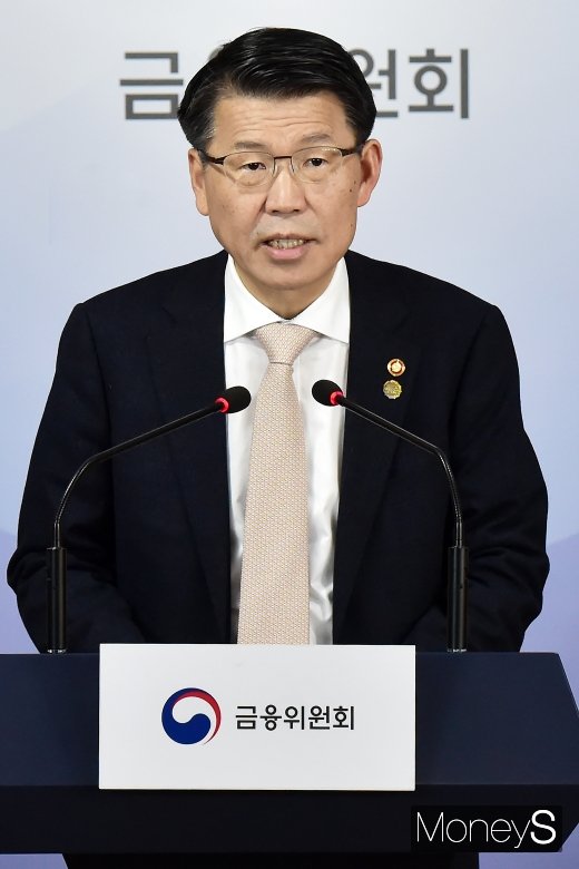 [머니S포토] DLF 피해 예방 브리핑하는 은성수 금융위원장