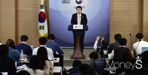 [머니S포토] DLF 사태 후 금융위 발표에 시선 집중