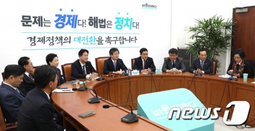 '변화와 혁신을 위한 비상행동' 소속 의원들이 14일 오전 서울 여의도 국회에서 열린 기자간담회에 참석해 유승민 대표의 모두발언을 경청하고 있다. /사진=뉴스1