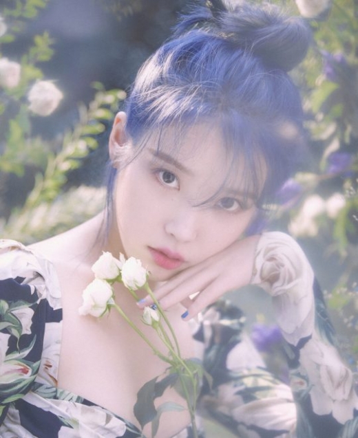 아이유 3관왕. /사진=카카오M