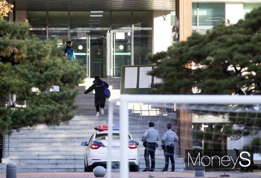 전국에서 2020학년도 대학수학능력평가시험이 열린 14일 경찰들이 수험장인 서울 이화여자외국어고등학교에 수험생을 데려다주고 있다. /사진=임한별 기자
