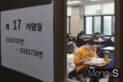 수험생들이 2020학년도 대학수학능력시험이 펼쳐진 14일 서울 이화여자외국어고등학교에서 시험 준비를 하고 있다. /사진=임한별 기자