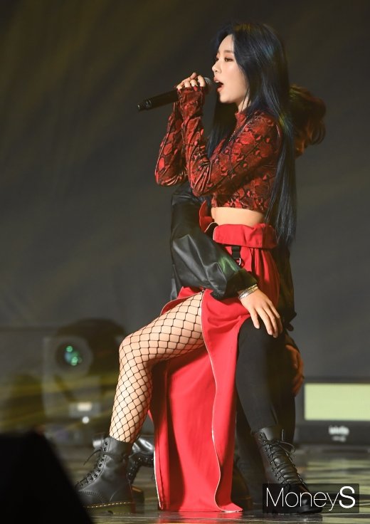 [머니S포토] 마마무 휘인, 망사 스타킹으로 드러낸 섹시 각선미