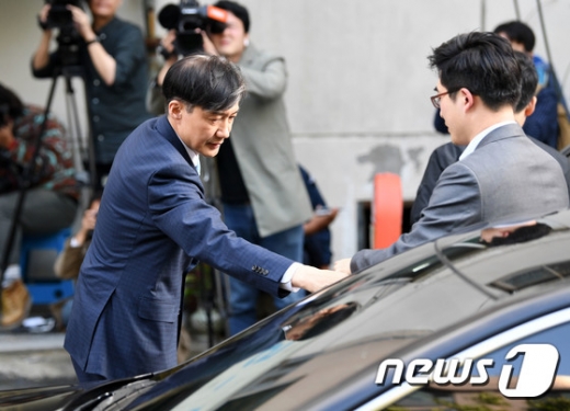 조국 전 법무부 장관이 지난달 14일 전격 사의를 표명한 뒤 정부과천청사 법무부청사를 빠져나가고 있다. /사진=뉴스1