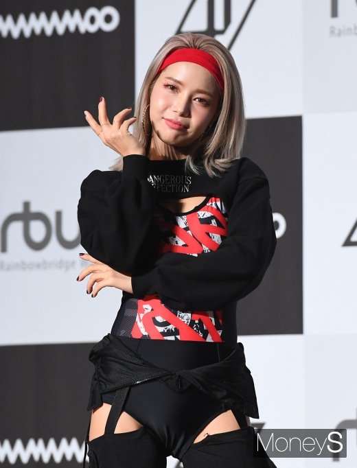 [머니S포토] 마마무 솔라, 짙은 메이크업한 꼬부기