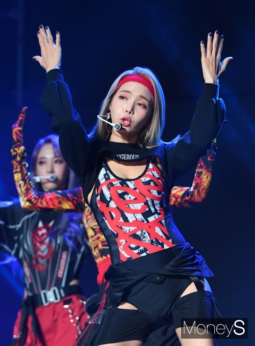 [머니S포토] 마마무 솔라, 신나게 즐기는 퍼포먼스