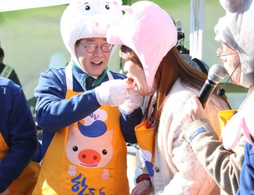 14일 오전 경기도청 잔디광장에서 열린 2019 사랑의 김장나누기 및 한돈 소비촉진 행사에서 이재명 경기도지사가 개그맨 이국주씨에게 한돈 수육을 먹여 주고 있다. / 사진제공=경기도