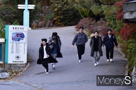 [머니S포토] 2020 수능 종료, 룰루랄라 가벼운 발걸음