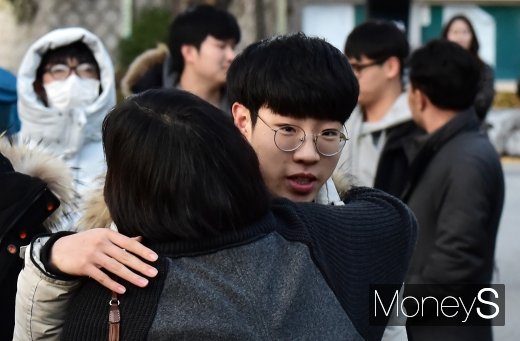 [머니S포토] 2020 수능 종료, 장한 내 아들 수고했다!