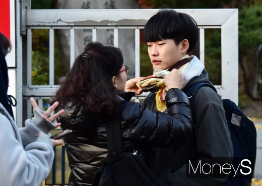 [머니S포토] 2020 대학수학능력시험 끝, 우리아들 떨리진 않았고?