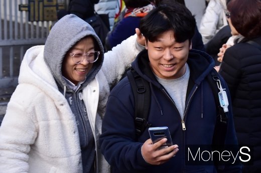 [머니S포토] 2020 수능 종료, 3년간의 수고 씻어내듯 소확행 미소 절로
