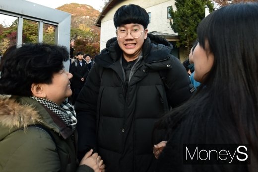 [머니S포토] 2020 수능 종료, 시원섭섭한 마음