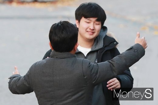 [머니S포토] 2020 수능 종료 ,장한 내아들 한번 안아보자