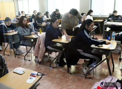2020학년도 대학수학능력시험일인 14일 서울 중구 순화동 이화여자외국어고등학교 시험장에서 감독관이 수험생들의 본인 여부 확인을 살피고 있다. /사진=임한별 기자