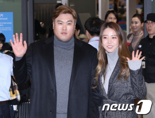 류현진(왼쪽)과 아내 배지현 전 MBC스포츠플러스 아나운서 부부가 14일 오후 인천국제공항을 통해 입국한 뒤 취재진에게 손을 흔들어보이고 있다. /사진=뉴스1