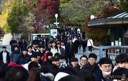 14일 오후 서울 종로구 청운동 경복고등학교 고사장에서 2020학년도 대학수학능력시험을 마친 수험생들이 고사장을 나서고 있다. /사진=임한별 기자