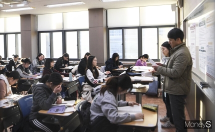 2020학년도 대학수학능력시험 당일인 14일 서울 중구 순화동 이화여자외국어고등학교 시험장에서 시험 감독관들이 주의사항을 알리고 있다. /사진=임한별 기자