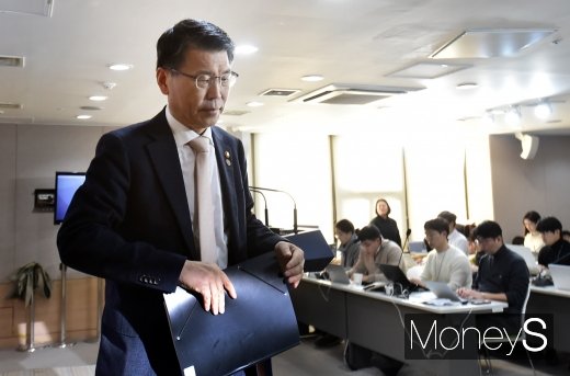 은성수 금융위원장이 14일 정부서울청사에서 ‘고위험 금융상품 투자자 보호 강화를 위한 종합 개선방안’을 발표한 뒤 굳은 표정으로 브리핑실을 나서고 있다./사진=임한별 기자