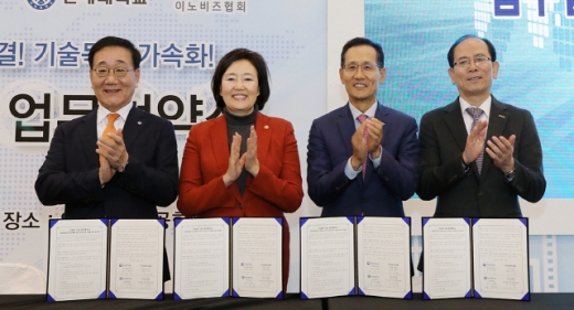 지성규(왼쪽 세번째)KEB하나은행장은 지난 14일 연세대 제4공학관에서 중소벤처기업부, 연세대학교, 이노비즈협회와 소재·부품·장비기업 경쟁력 강화 및 혁신성장 지원을 위한 업무협약을 체결하고 김용학(왼쪽 첫번째)연세대학교 총장과 박영선 (왼쪽 두번째)중소벤처기업부 장관, 조홍래(왼쪽 네번째)이노비즈협회 회장과 함께 박수를 치고 있다. /사진제공=KEB하나은행