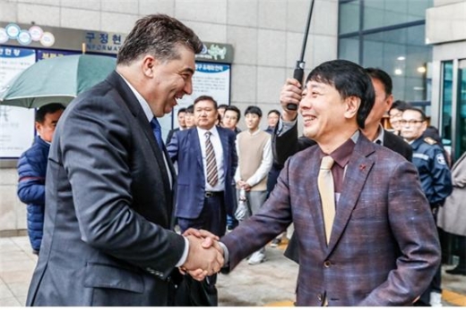 쉐보레 트래버스 1호차 전달식이 지난 13일 부평구청에서 진행됐다./사진=한국GM