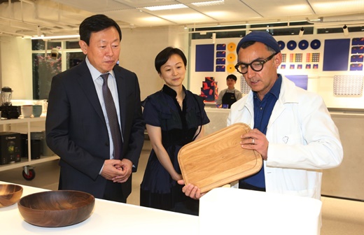신동빈 롯데 회장, 더콘란샵 행사 참석… 현장 경영 본격화