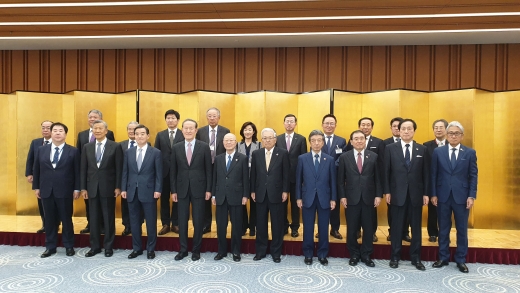 전경련은 일본경단련과 공동으로 15일 도쿄 경단련회관에서 제28회 한일재계회의를 열어 얼어붙은 양국 경제관계의 정상화 방안과 미래지향적 한일 협력방안에 대해 논의했다. 허창수 전경련 회장(앞줄 왼쪽 네번째)와 나카니시 히로아키 경단련 회장(앞줄 왼쪽 다섯번째) /사진=전국경제인연합회