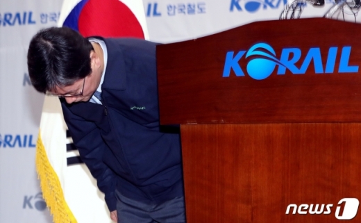 대국민 사과문 발표에 앞서 고개 숙여 인사하는 손병석 한국철도공사 사장 /사진=뉴스1