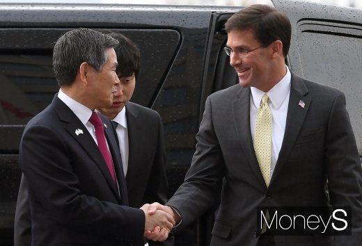 [머니S포토] 악수하는 정경두 장관과 마크 에스퍼 미 국방장관