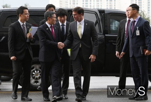 [머니S포토] 악수나누는 정경두·마크 에스퍼